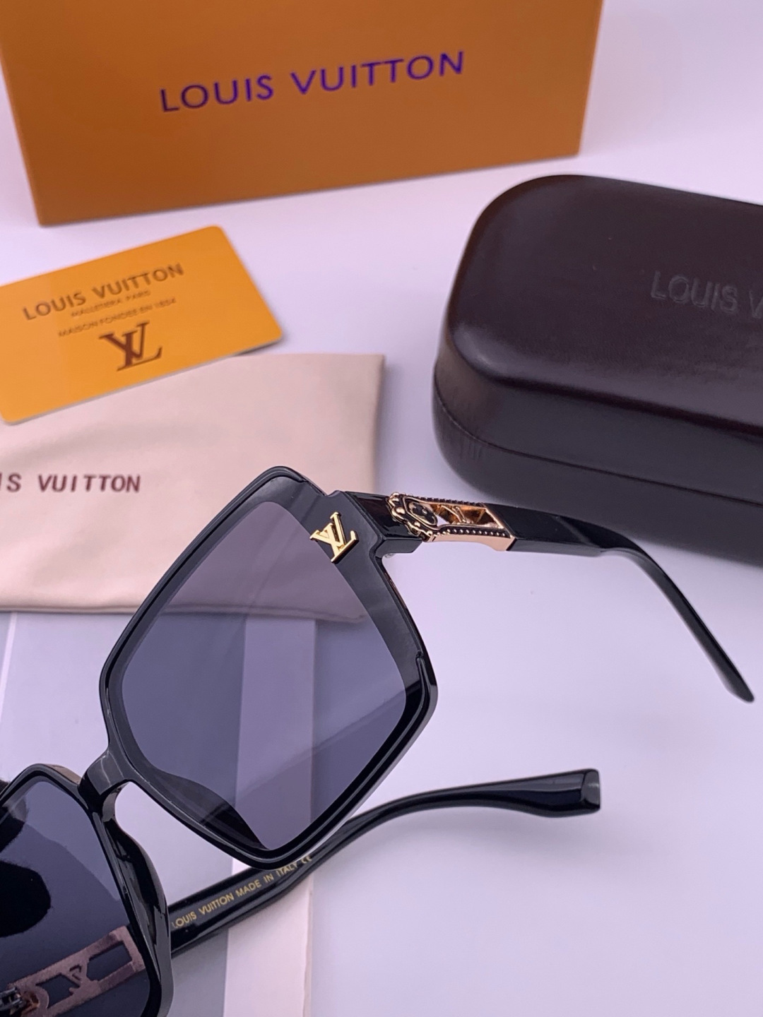 🔺LV🔻早春新款，众多明星同款[色]LV‼️‼️新款大框墨镜 ，🌈🌈宝丽来超清太阳镜🔝🔝型号：L7700