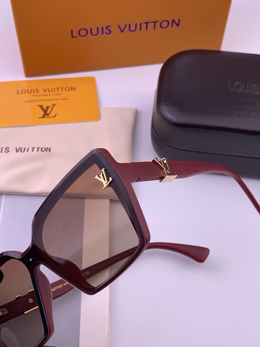 🔺LV🔻早春新款，众多明星同款[色]LV‼️‼️新款大框墨镜 ，🌈🌈宝丽来超清太阳镜🔝🔝型号：L5700