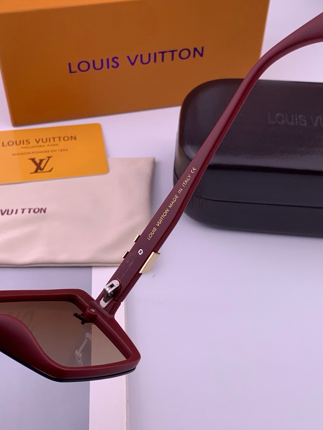 🔺LV🔻早春新款，众多明星同款[色]LV‼️‼️新款大框墨镜 ，🌈🌈宝丽来超清太阳镜🔝🔝型号：L5700