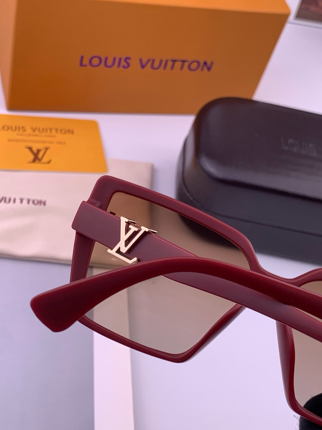 🔺LV🔻早春新款，众多明星同款[色]LV‼️‼️新款大框墨镜 ，🌈🌈宝丽来超清太阳镜🔝🔝型号：L5700