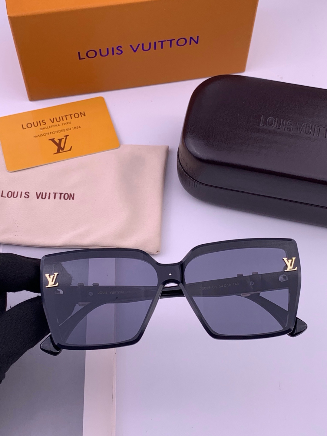 🔺LV🔻早春新款，众多明星同款[色]LV‼️‼️新款大框墨镜 ，🌈🌈宝丽来超清太阳镜🔝🔝型号：L5700