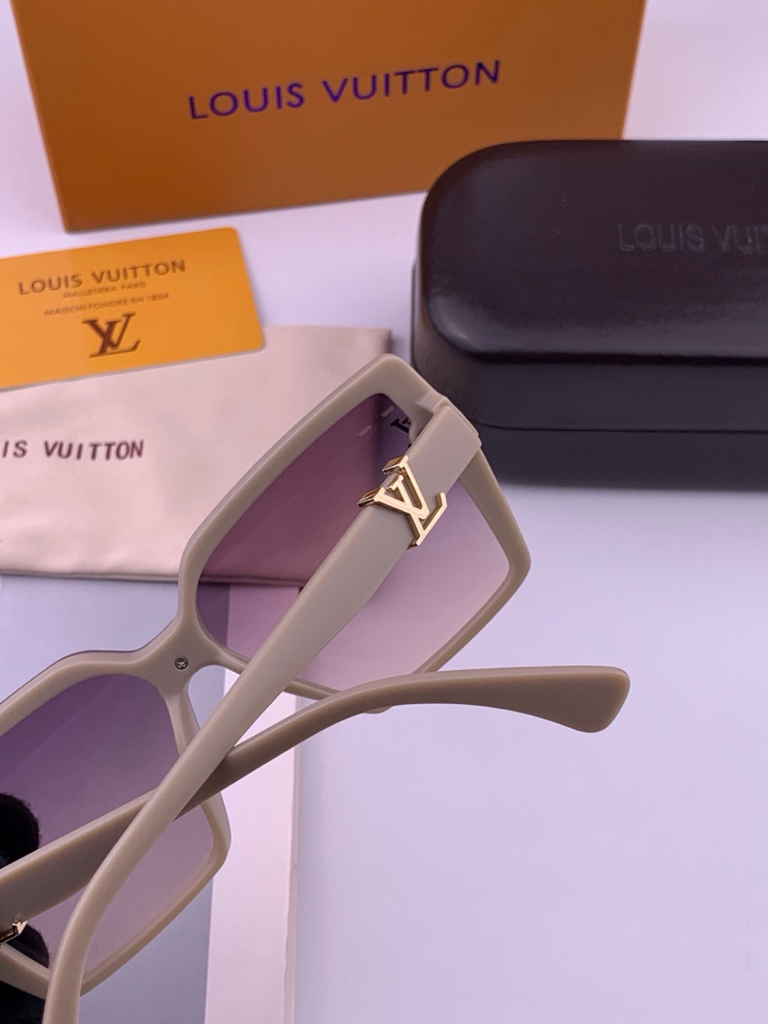 🔺LV🔻早春新款，众多明星同款[色]LV‼️‼️新款大框墨镜 ，🌈🌈宝丽来超清太阳镜🔝🔝型号：L5700