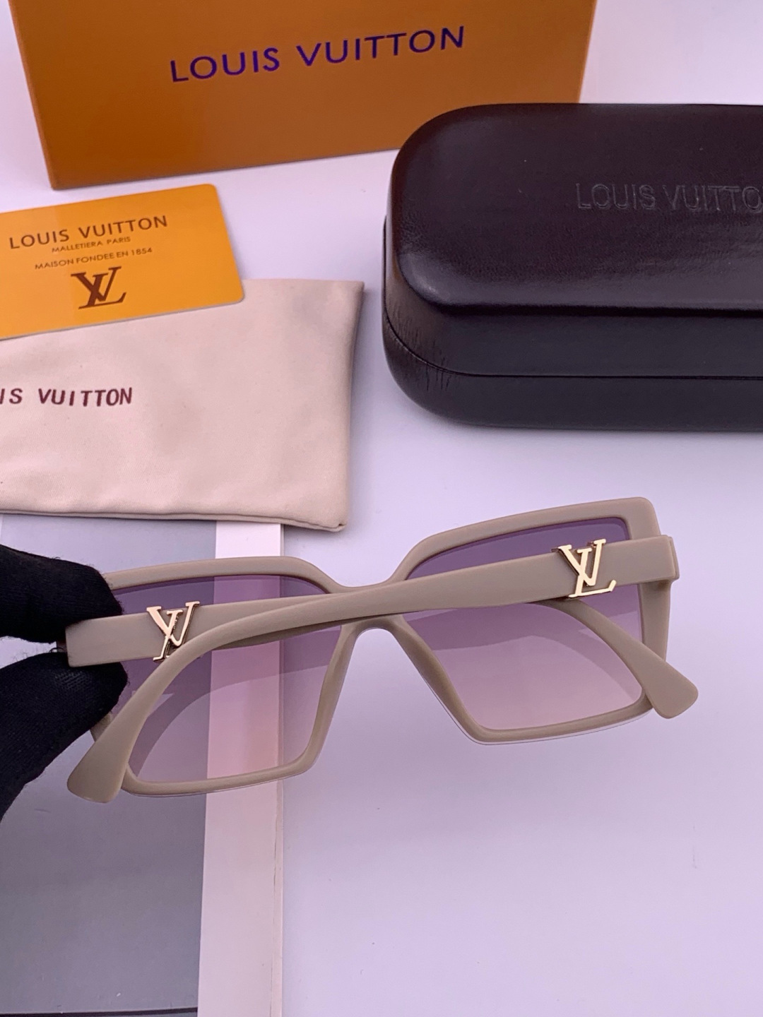 🔺LV🔻早春新款，众多明星同款[色]LV‼️‼️新款大框墨镜 ，🌈🌈宝丽来超清太阳镜🔝🔝型号：L5700