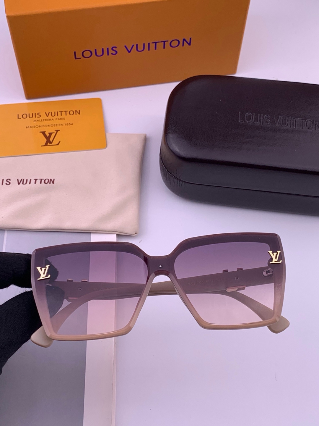 🔺LV🔻早春新款，众多明星同款[色]LV‼️‼️新款大框墨镜 ，🌈🌈宝丽来超清太阳镜🔝🔝型号：L5700
