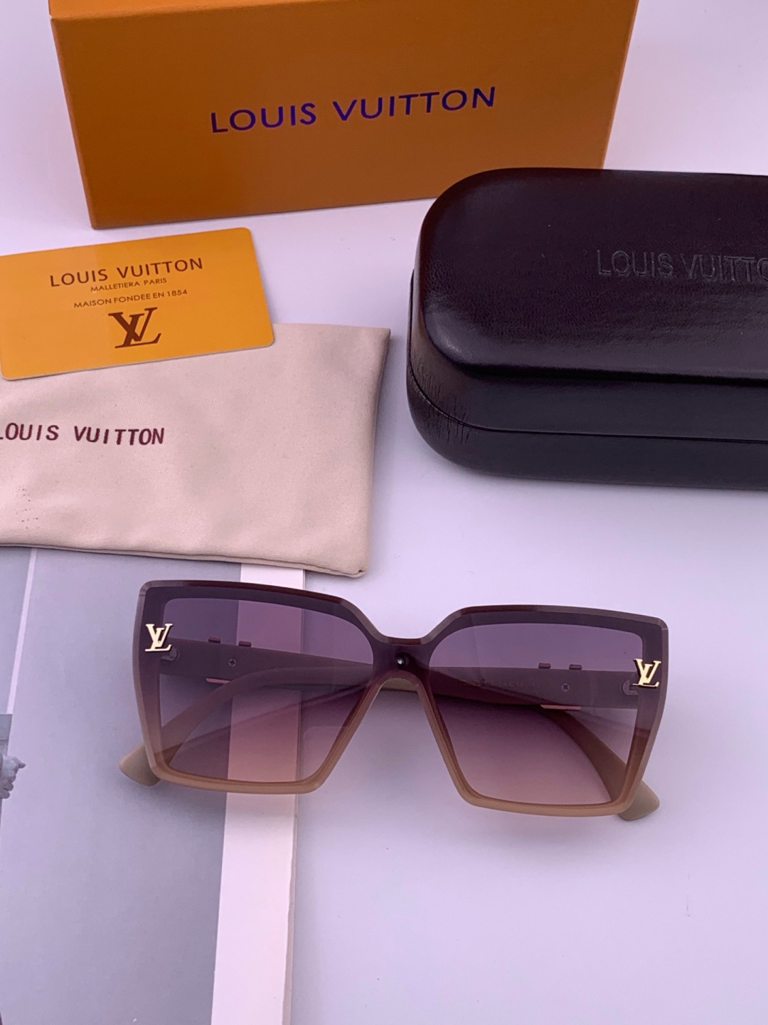 🔺LV🔻早春新款，众多明星同款[色]LV‼️‼️新款大框墨镜 ，🌈🌈宝丽来超清太阳镜🔝🔝型号：L5700