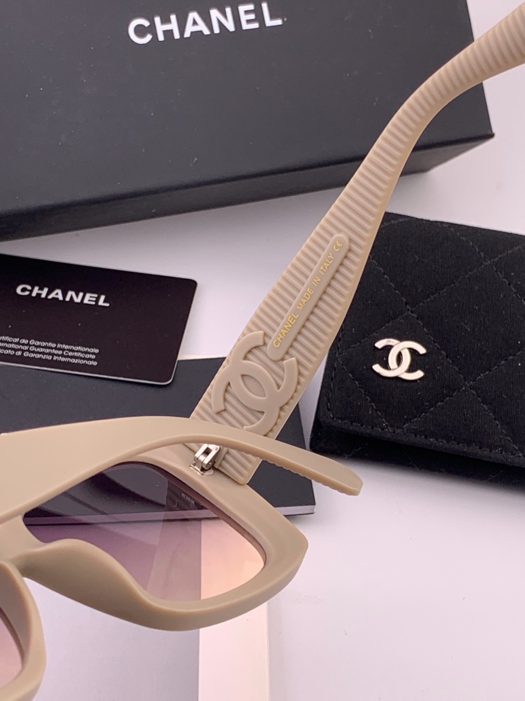 🔺CHANEL🔻官方早春新款，众多明星同款[色]香奈儿‼️‼️新款大框墨镜 ，🌈🌈宝丽来超清太阳镜🔝🔝型