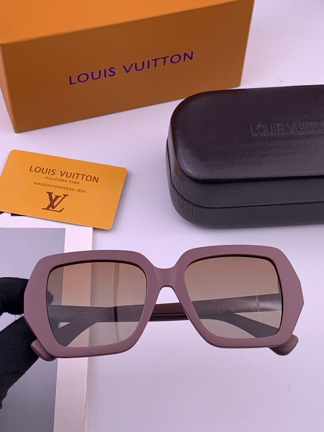 🔺LV🔻早春新款，众多明星同款[色]LV‼️‼️新款大框墨镜 ，🌈🌈宝丽来超清太阳镜🔝🔝型号：L2700