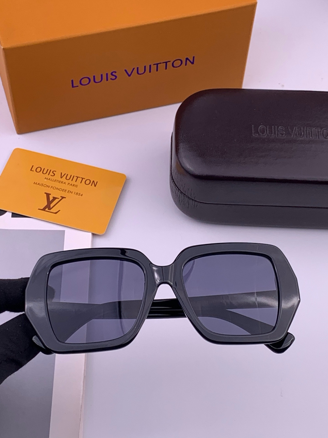 🔺LV🔻早春新款，众多明星同款[色]LV‼️‼️新款大框墨镜 ，🌈🌈宝丽来超清太阳镜🔝🔝型号：L2700