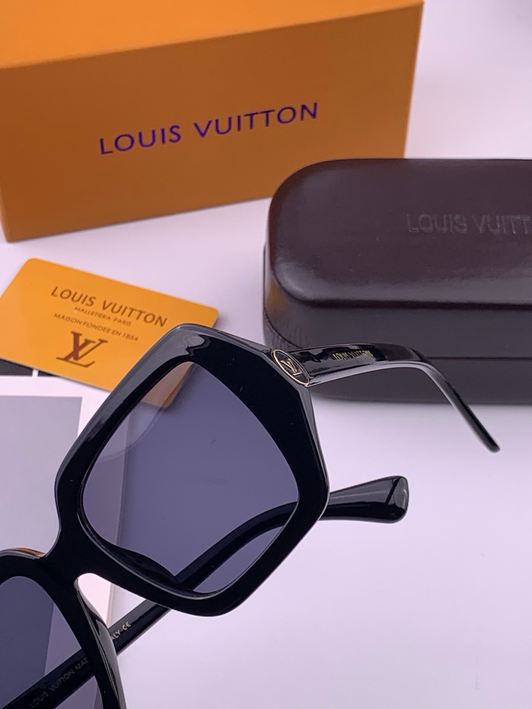 🔺LV🔻早春新款，众多明星同款[色]LV‼️‼️新款大框墨镜 ，🌈🌈宝丽来超清太阳镜🔝🔝型号：L2700