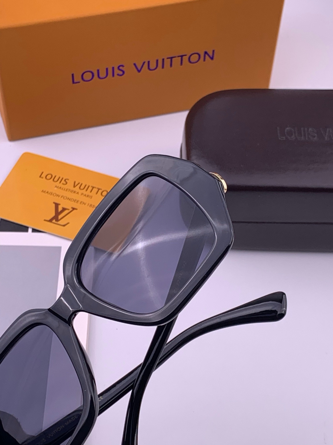 🔺LV🔻早春新款，众多明星同款[色]LV‼️‼️新款大框墨镜 ，🌈🌈宝丽来超清太阳镜🔝🔝型号：L2700
