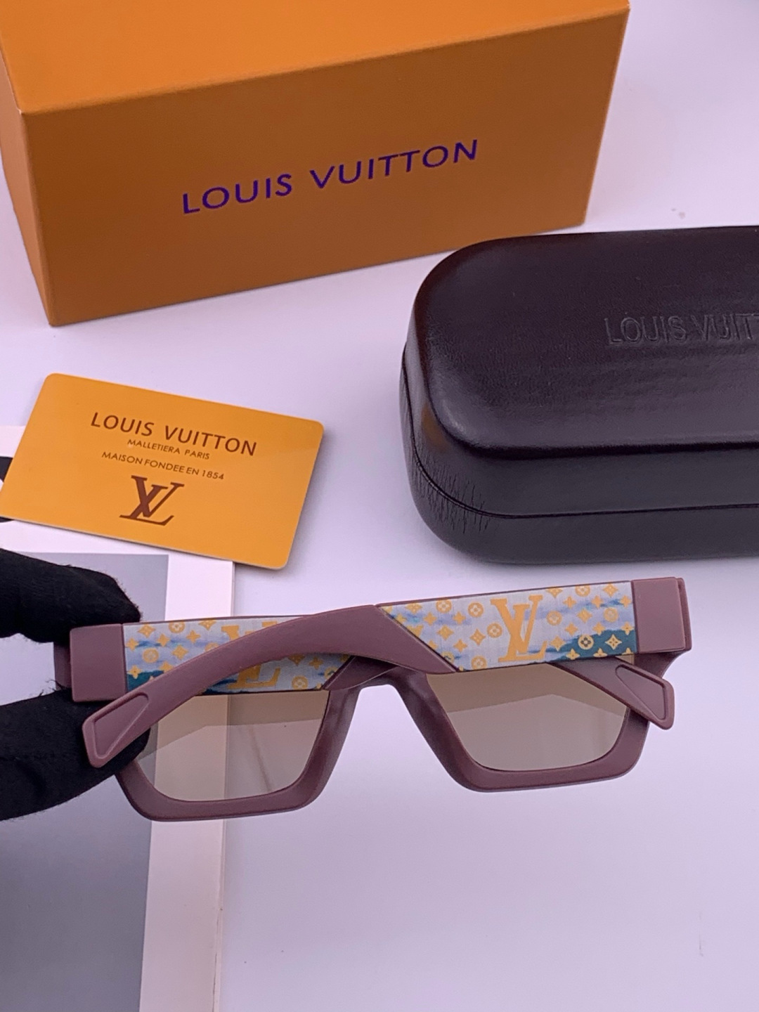 🔺LV🔻早春新款，众多明星同款[色]LV‼️‼️新款大框墨镜 ，🌈🌈宝丽来超清太阳镜🔝🔝型号：L3700