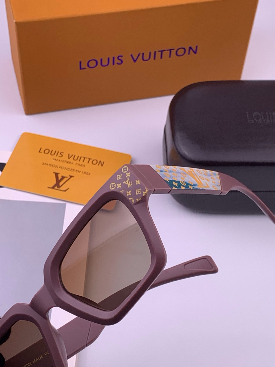 🔺LV🔻早春新款，众多明星同款[色]LV‼️‼️新款大框墨镜 ，🌈🌈宝丽来超清太阳镜🔝🔝型号：L3700