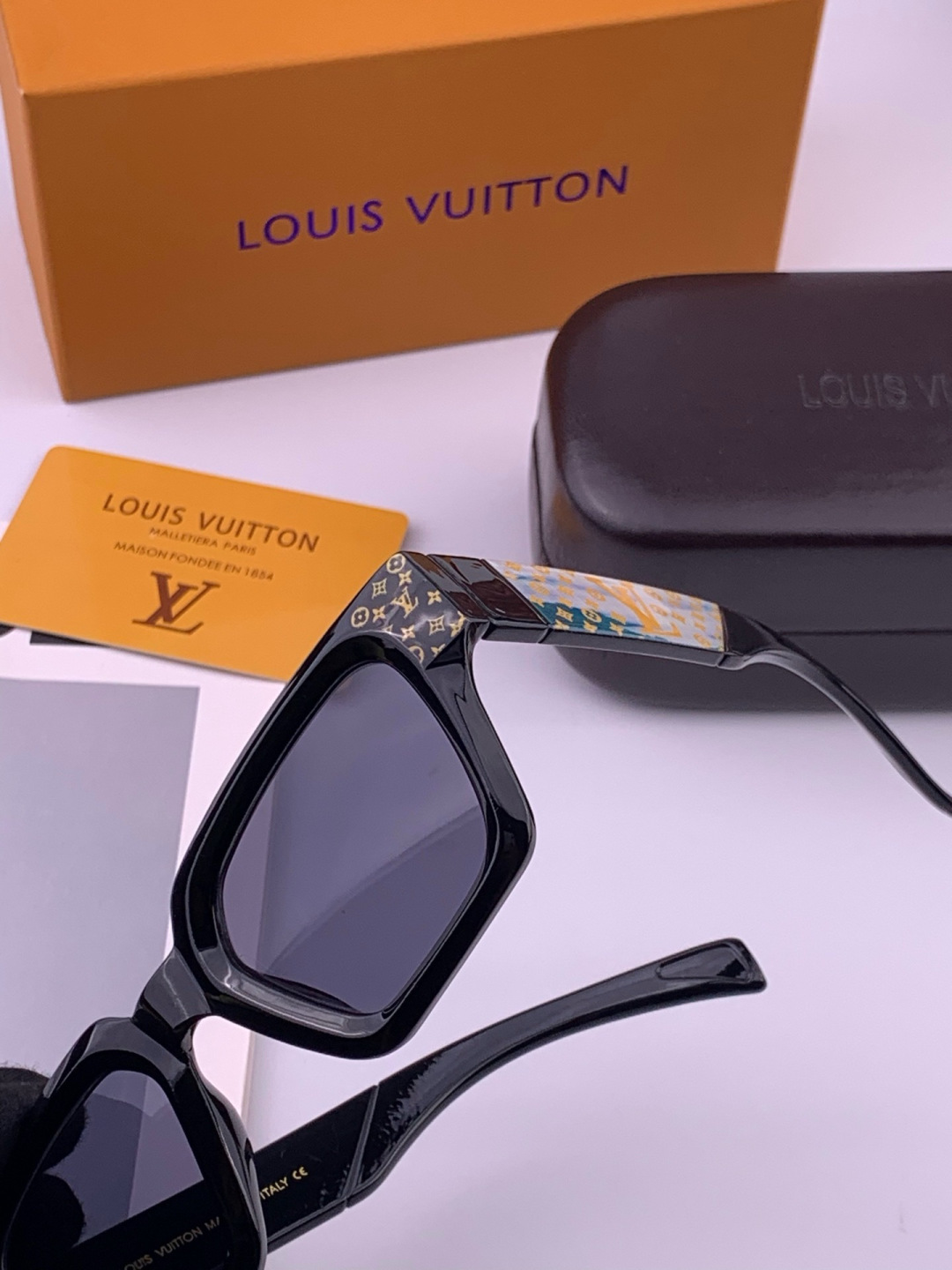 🔺LV🔻早春新款，众多明星同款[色]LV‼️‼️新款大框墨镜 ，🌈🌈宝丽来超清太阳镜🔝🔝型号：L3700
