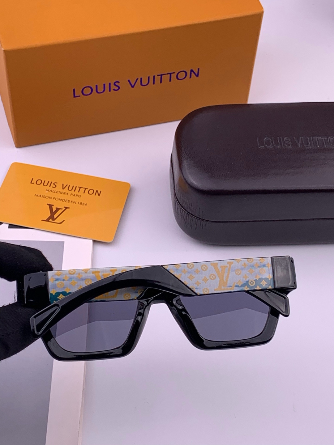 🔺LV🔻早春新款，众多明星同款[色]LV‼️‼️新款大框墨镜 ，🌈🌈宝丽来超清太阳镜🔝🔝型号：L3700