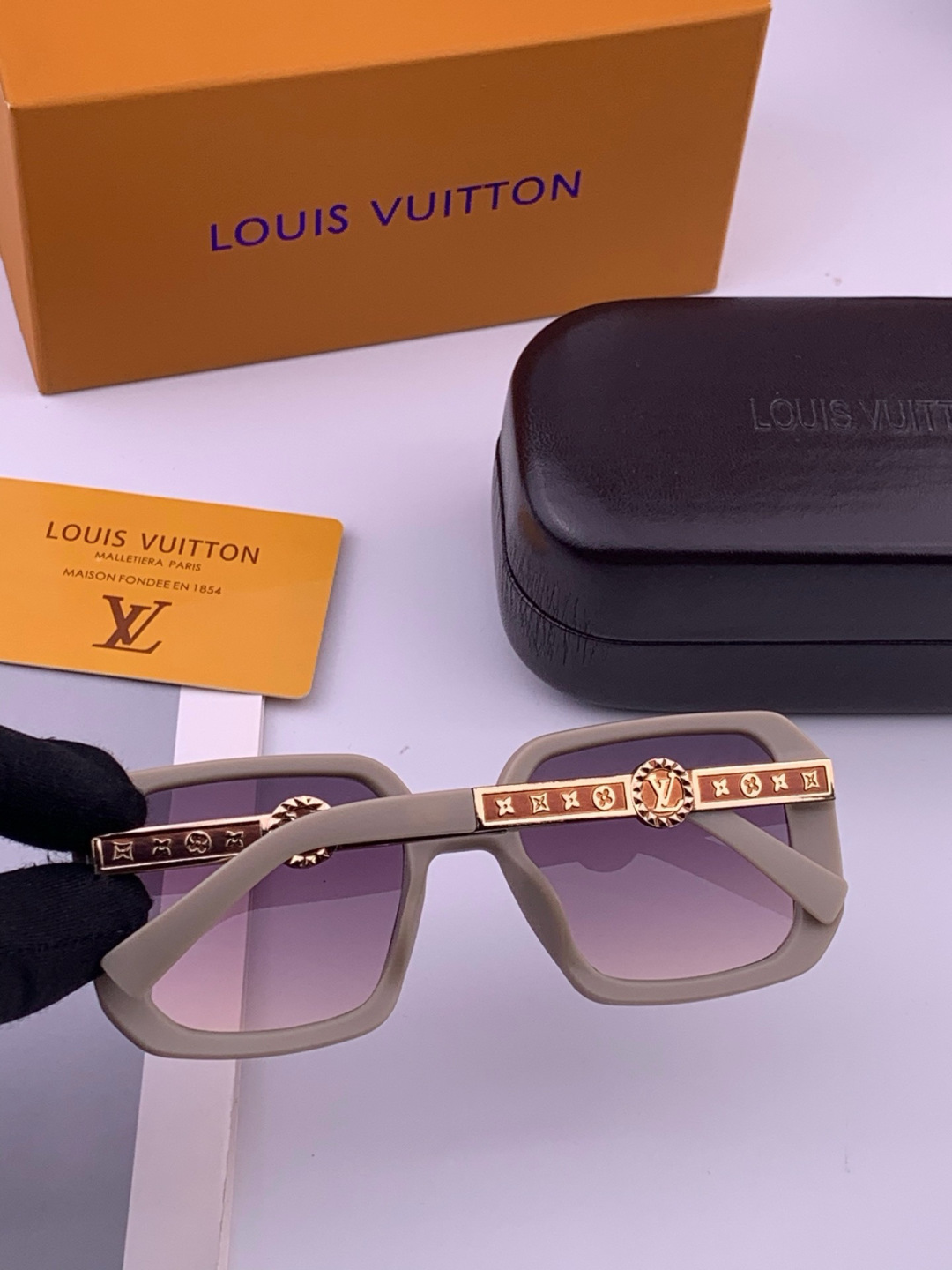 🔺LV🔻早春新款，众多明星同款[色]LV‼️‼️新款大框墨镜 ，🌈🌈宝丽来超清太阳镜🔝🔝型号：L3700