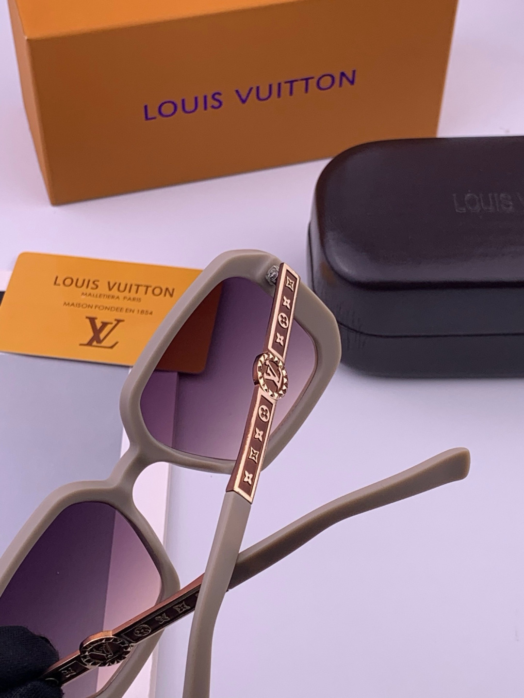 🔺LV🔻早春新款，众多明星同款[色]LV‼️‼️新款大框墨镜 ，🌈🌈宝丽来超清太阳镜🔝🔝型号：L3700