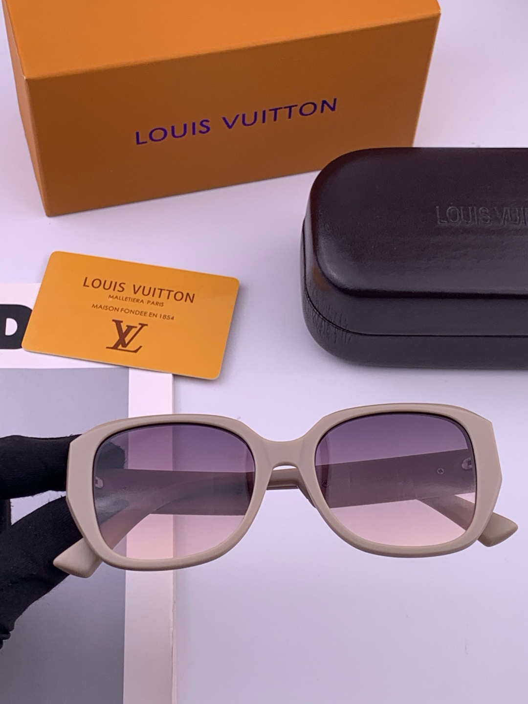 🔺LV🔻早春新款，众多明星同款[色]LV‼️‼️新款大框墨镜 ，🌈🌈宝丽来超清太阳镜🔝🔝型号：L1700