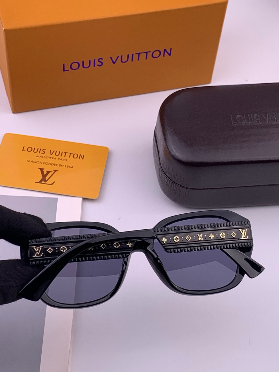 🔺LV🔻早春新款，众多明星同款[色]LV‼️‼️新款大框墨镜 ，🌈🌈宝丽来超清太阳镜🔝🔝型号：L1700