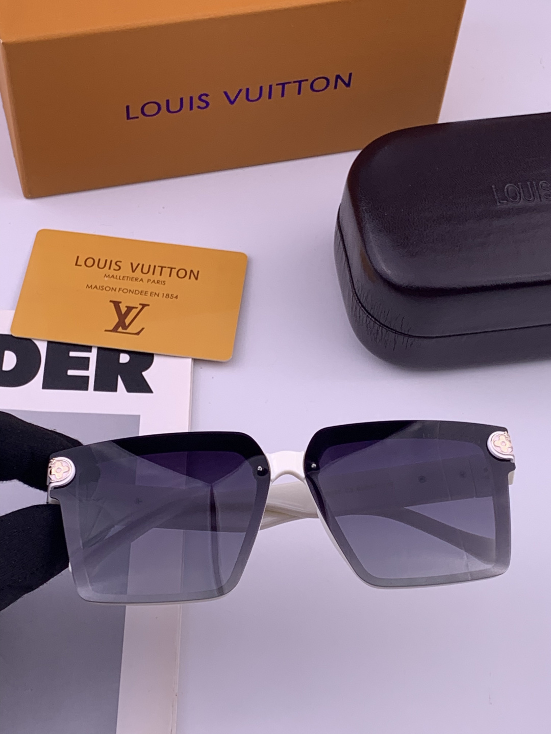 LV 开春新款  潮流爆款 时尚连体方框太阳镜 高品质 佩戴舒适 网红潮款墨镜 型号L83018