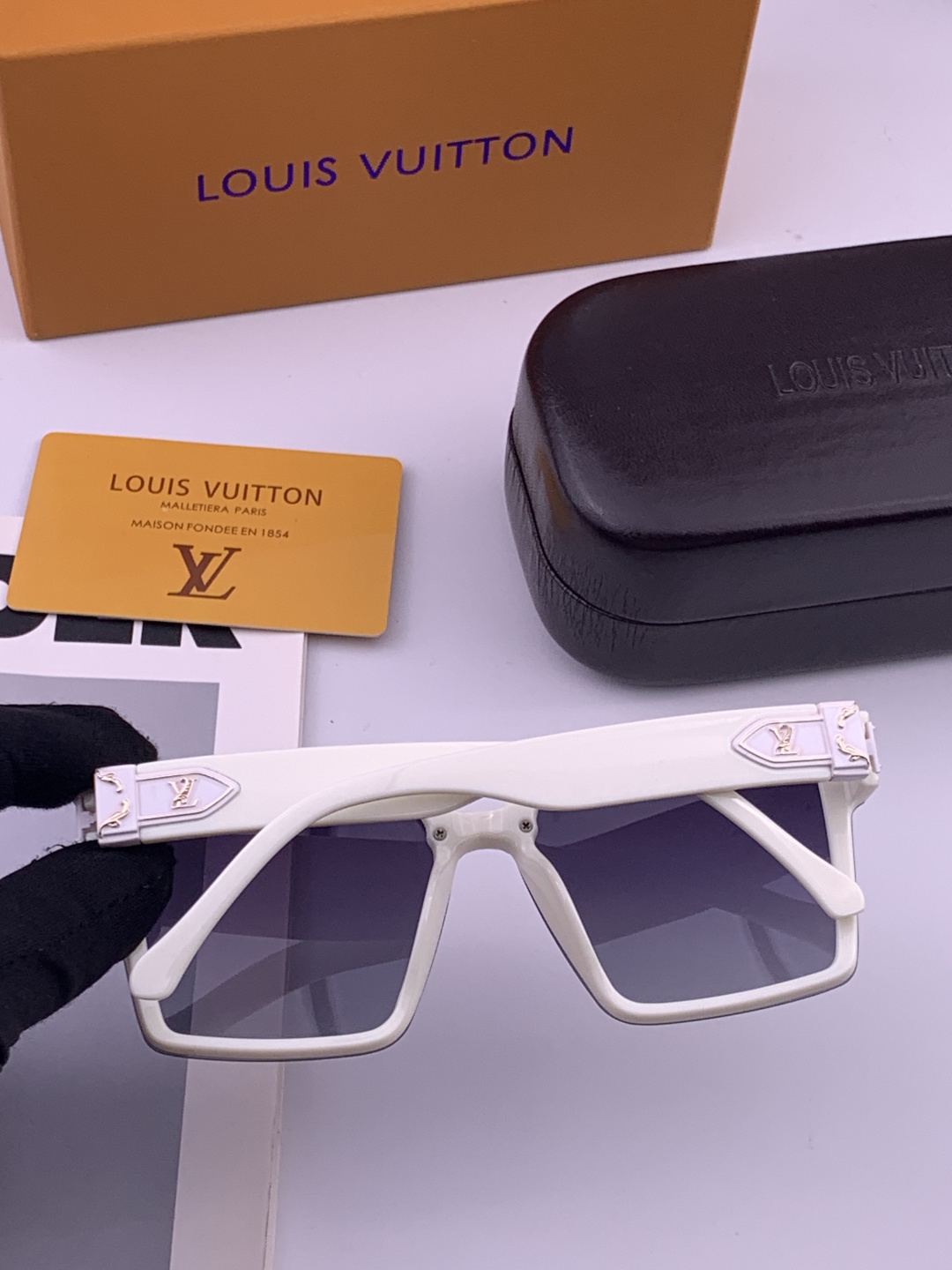 LV 开春新款  潮流爆款 时尚连体方框太阳镜 高品质 佩戴舒适 网红潮款墨镜 型号L83018