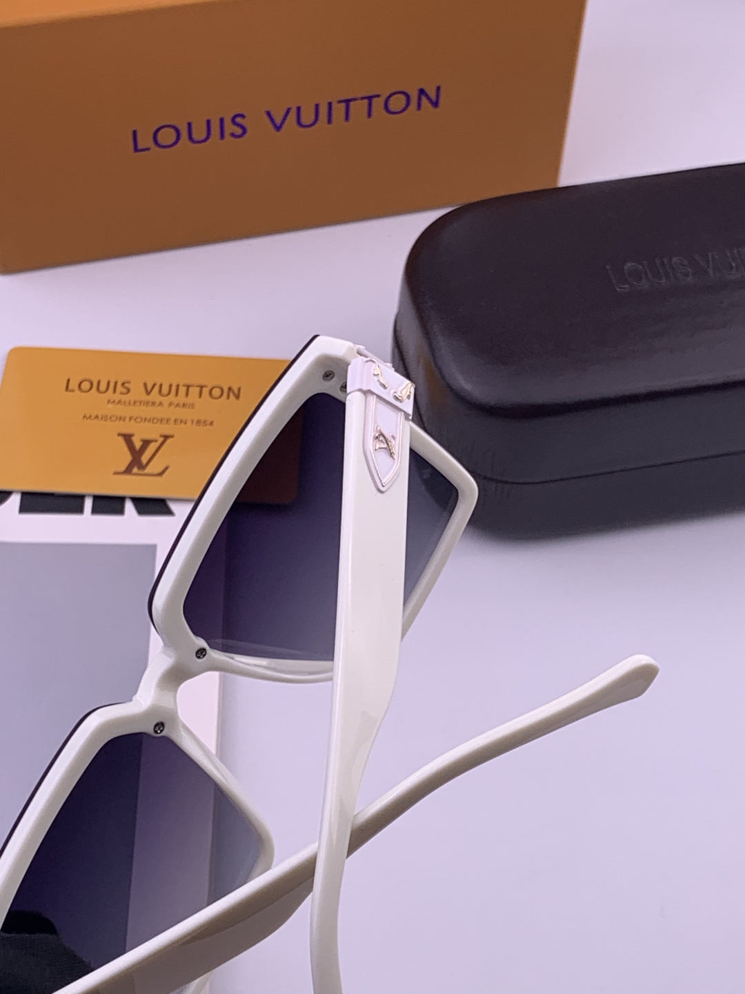 LV 开春新款  潮流爆款 时尚连体方框太阳镜 高品质 佩戴舒适 网红潮款墨镜 型号L83018