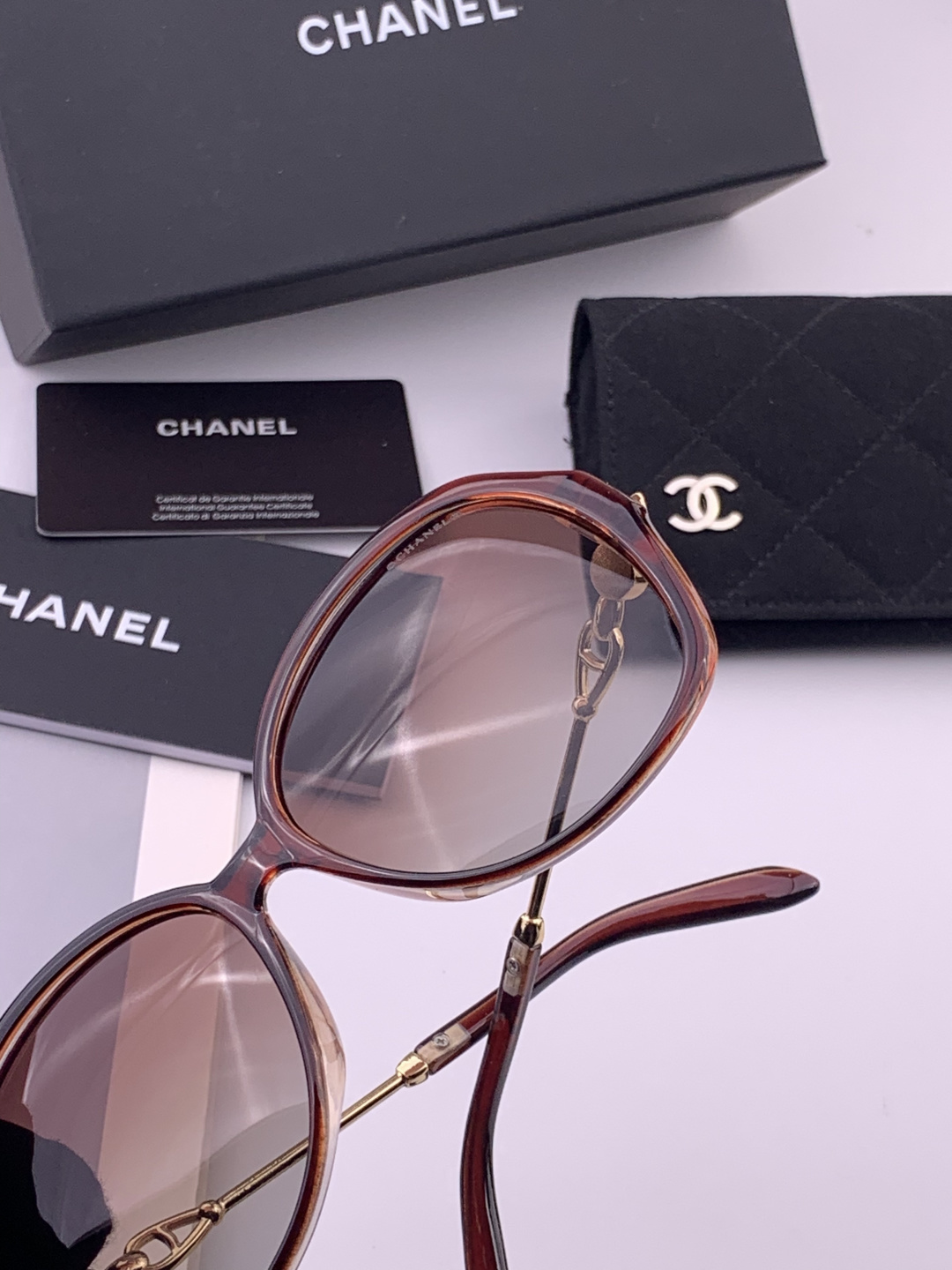 新品CHANEL 香奈儿太阳镜以独特魅力和前卫风格诠释春夏最新眼镜，质感超好佩带舒适 型号：CH042
