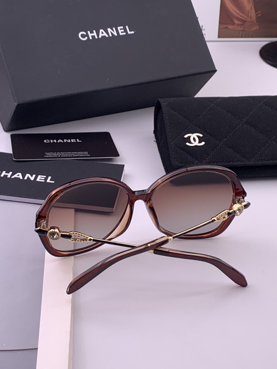 新品CHANEL 香奈儿太阳镜以独特魅力和前卫风格诠释春夏最新眼镜，质感超好佩带舒适 型号：CH042
