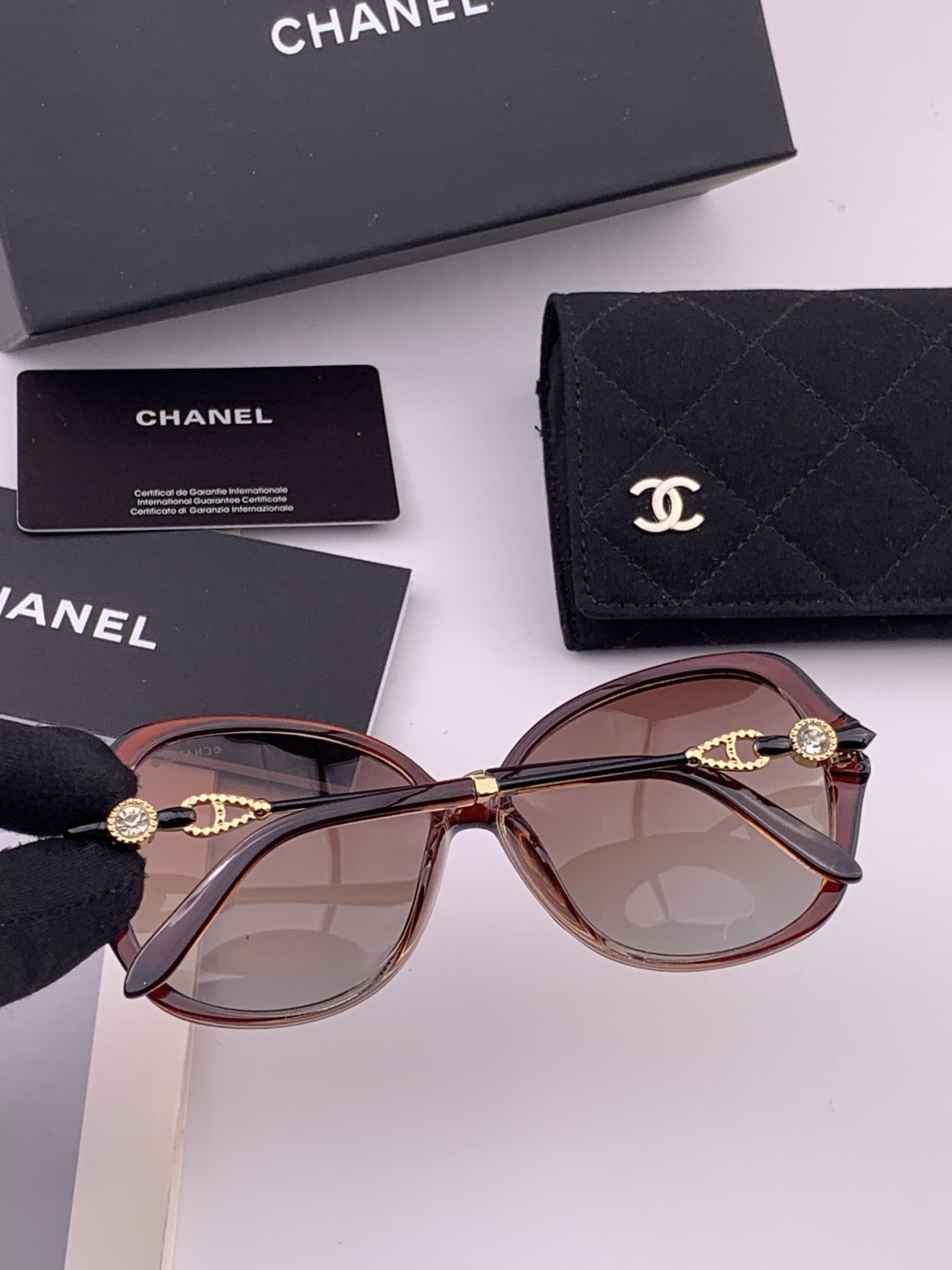 新品CHANEL 香奈儿太阳镜以独特魅力和前卫风格诠释春夏最新眼镜，质感超好佩带舒适 型号：CH042