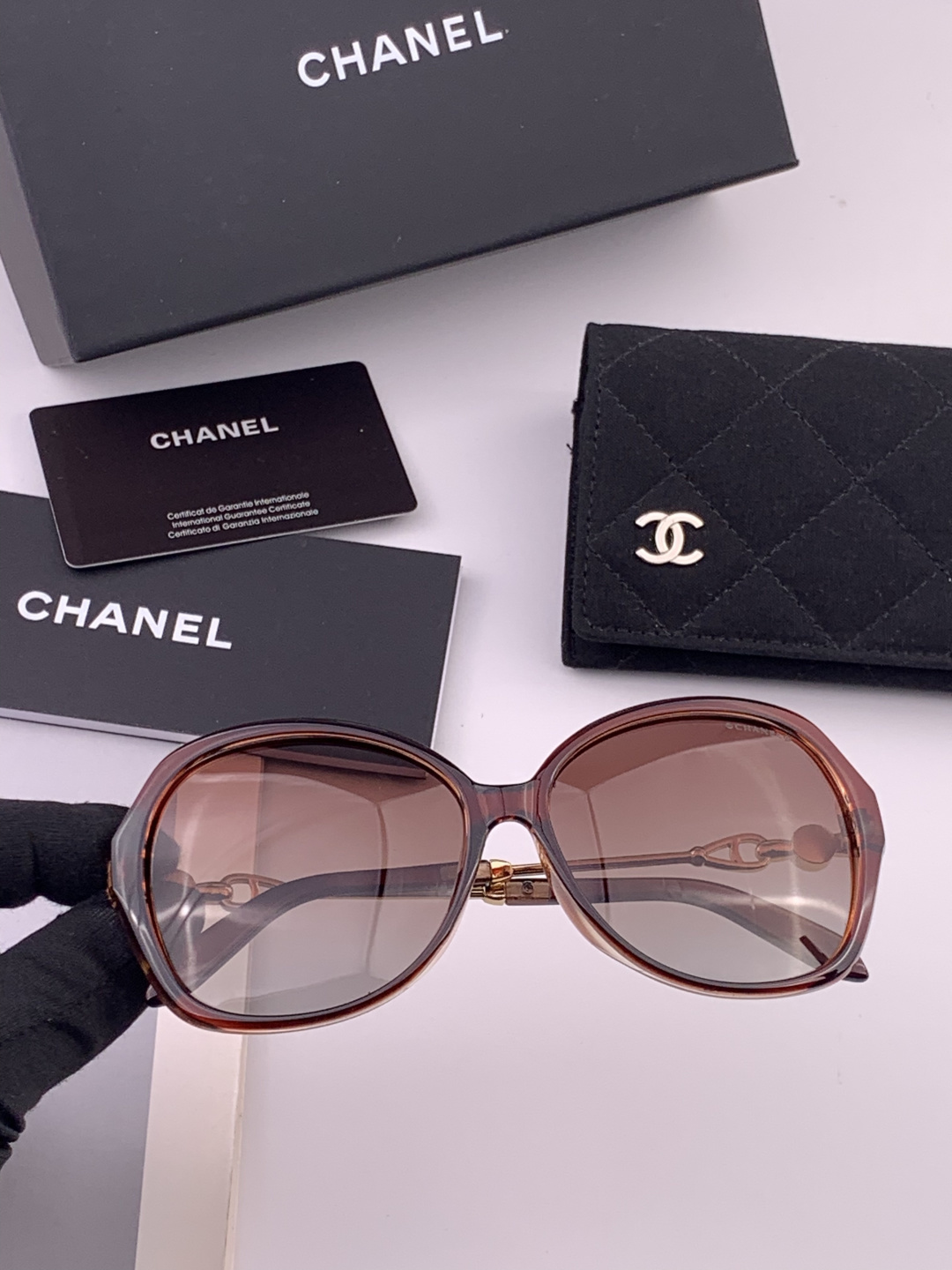 新品CHANEL 香奈儿太阳镜以独特魅力和前卫风格诠释春夏最新眼镜，质感超好佩带舒适 型号：CH042