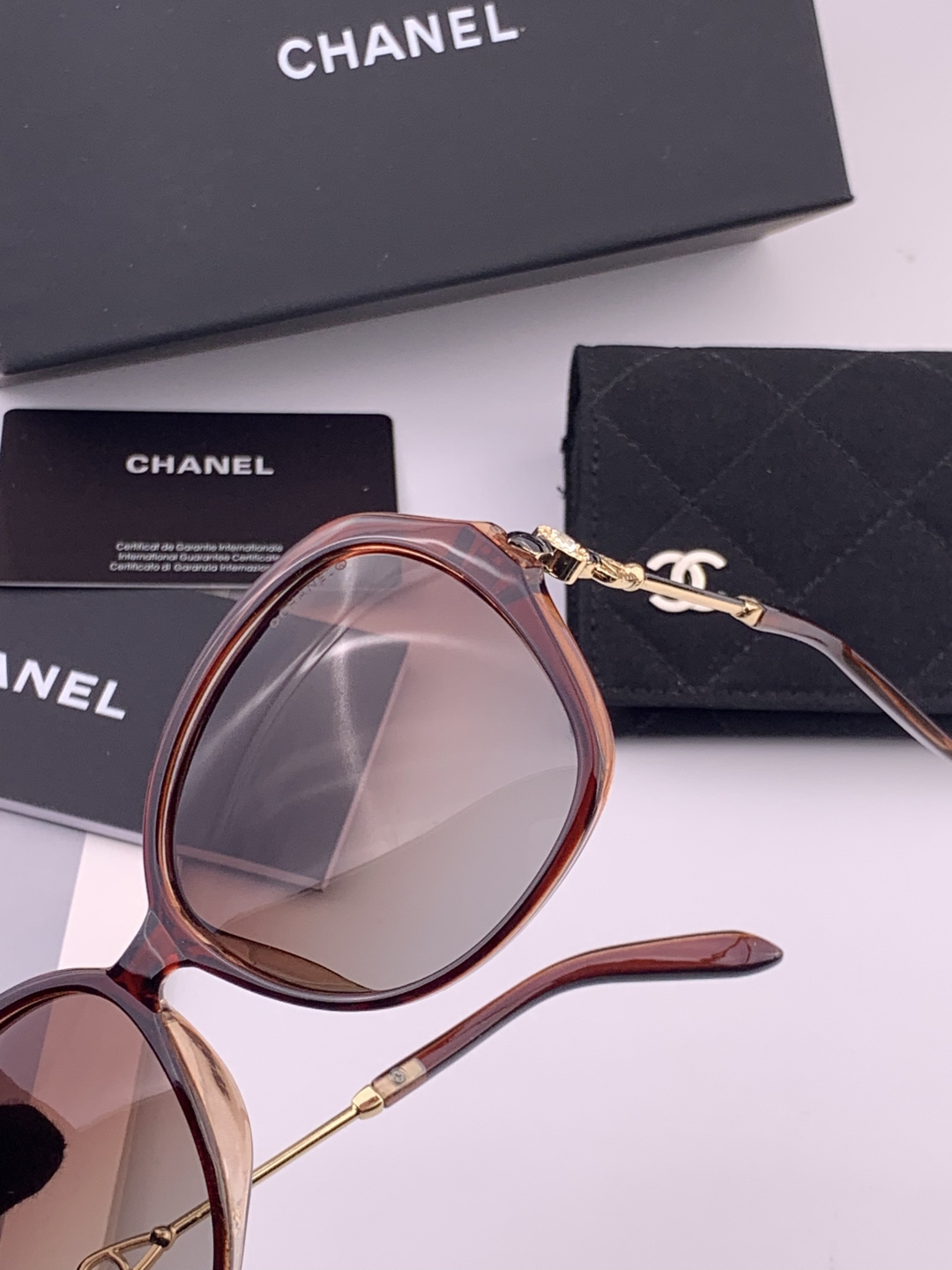 新品CHANEL 香奈儿太阳镜以独特魅力和前卫风格诠释春夏最新眼镜，质感超好佩带舒适 型号：CH042