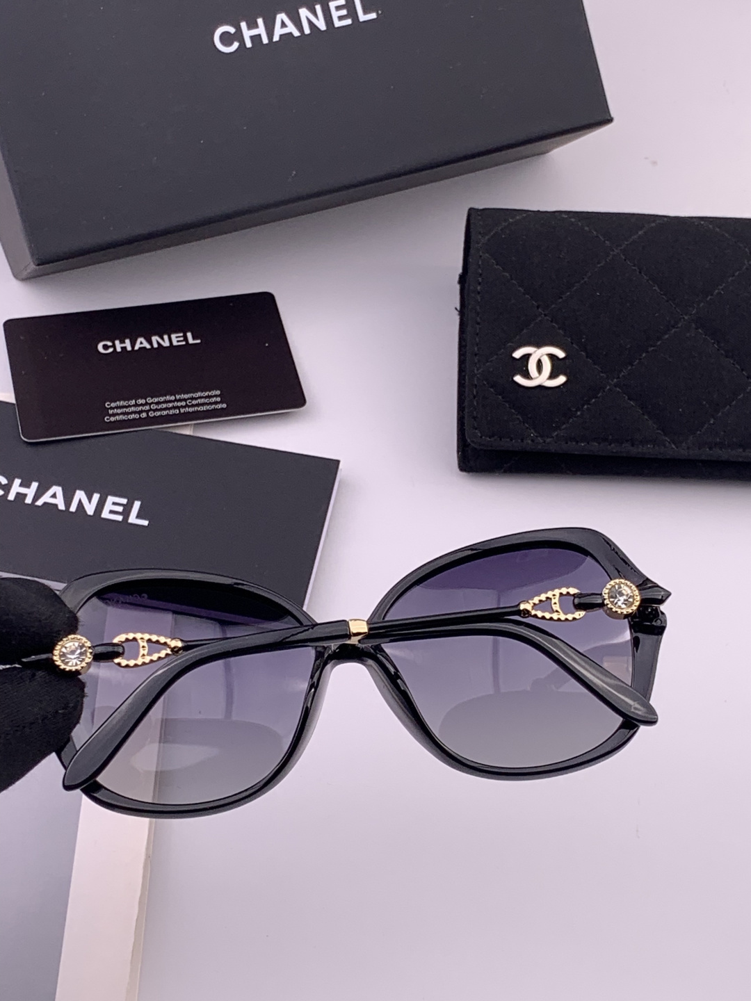 新品CHANEL 香奈儿太阳镜以独特魅力和前卫风格诠释春夏最新眼镜，质感超好佩带舒适 型号：CH042