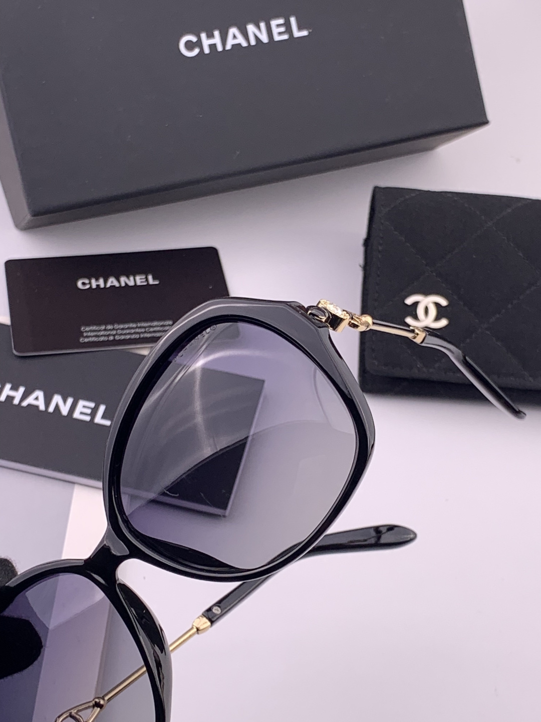 新品CHANEL 香奈儿太阳镜以独特魅力和前卫风格诠释春夏最新眼镜，质感超好佩带舒适 型号：CH042