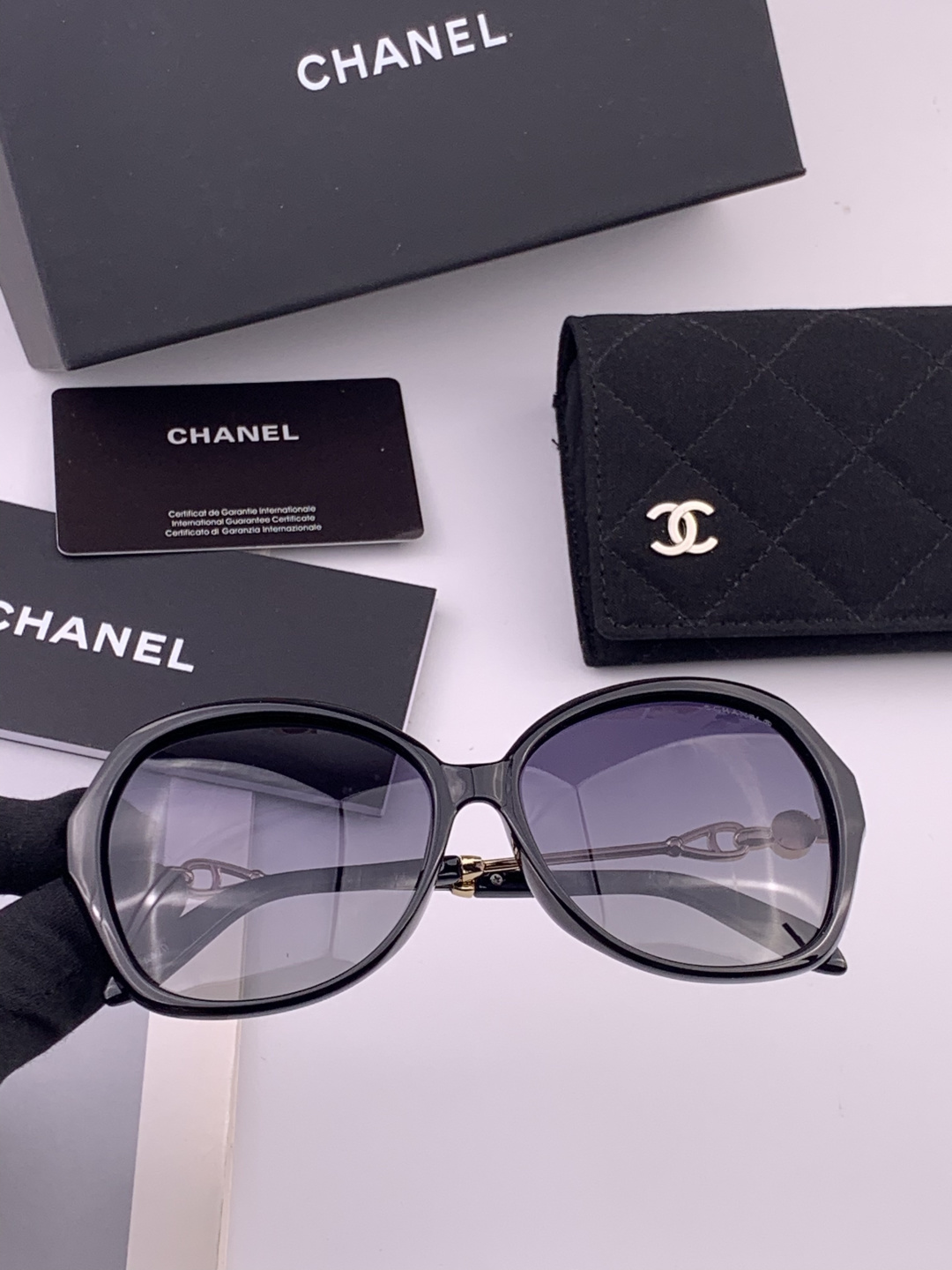 新品CHANEL 香奈儿太阳镜以独特魅力和前卫风格诠释春夏最新眼镜，质感超好佩带舒适 型号：CH042