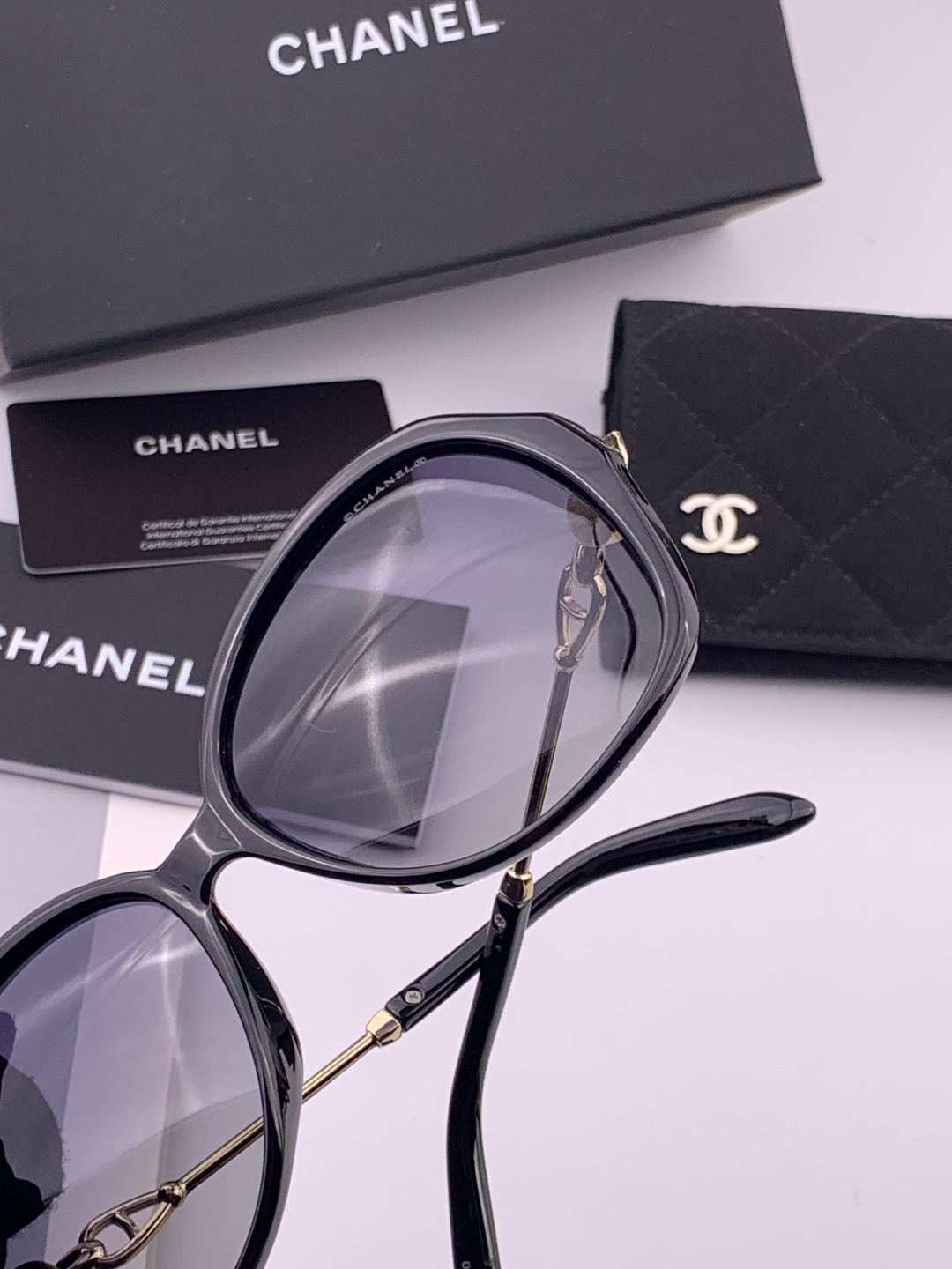 新品CHANEL 香奈儿太阳镜以独特魅力和前卫风格诠释春夏最新眼镜，质感超好佩带舒适 型号：CH042