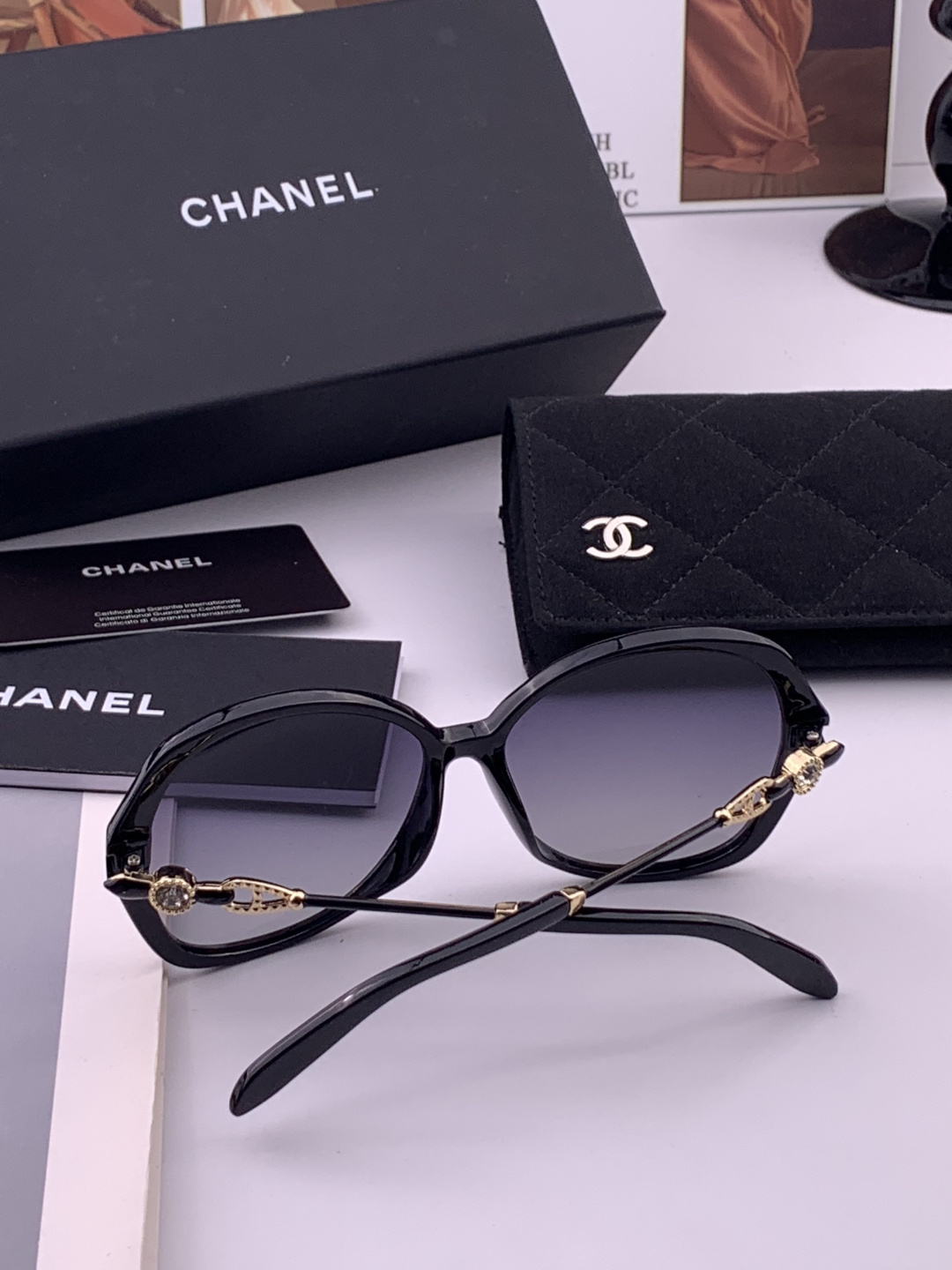 新品CHANEL 香奈儿太阳镜以独特魅力和前卫风格诠释春夏最新眼镜，质感超好佩带舒适 型号：CH042