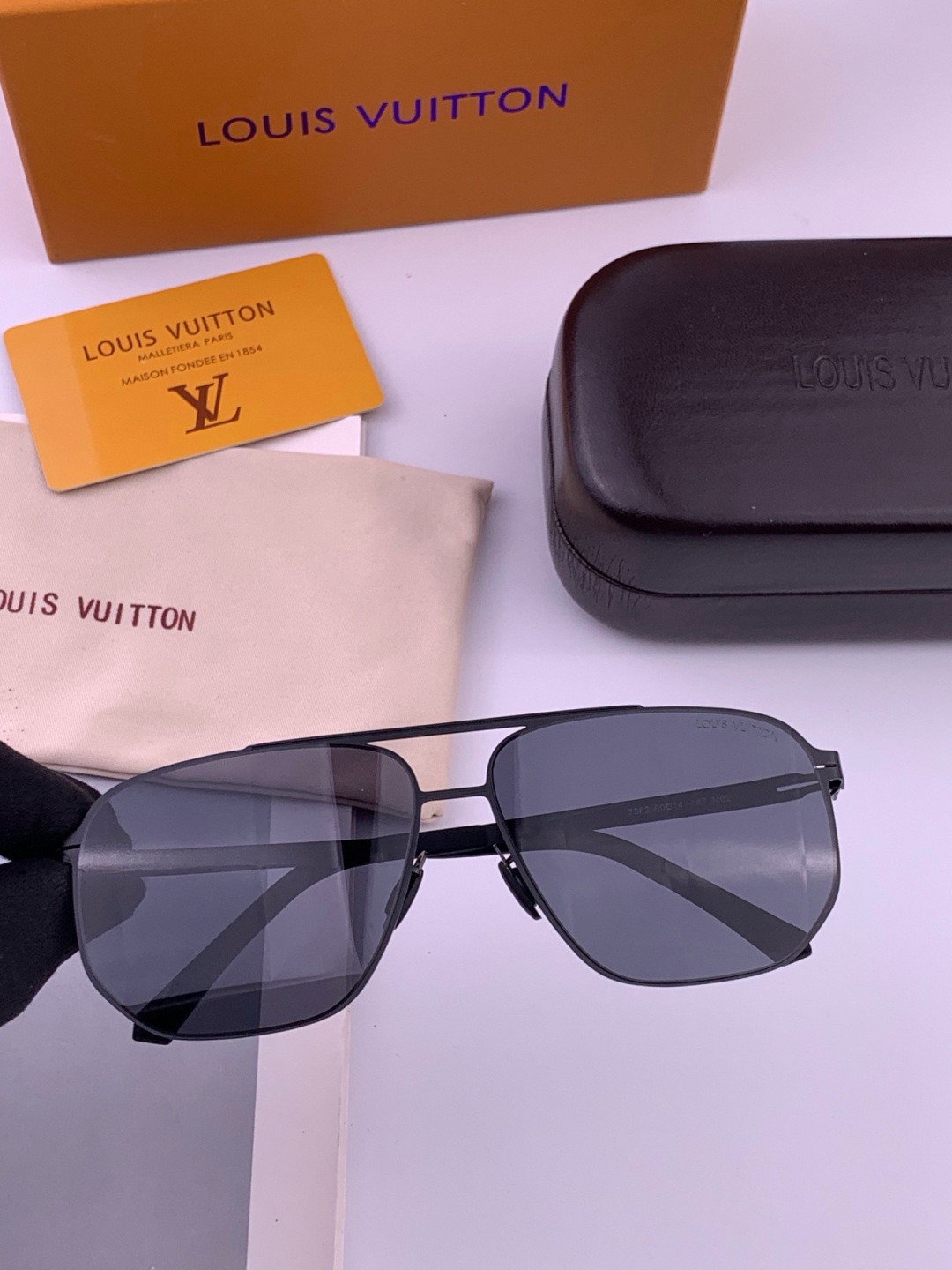♦️LV 新款男女情侣款太阳镜多边形墨镜iP电镀永不褪色 超轻超有弹性整幅眼镜无螺丝重要的是压不坏 高清