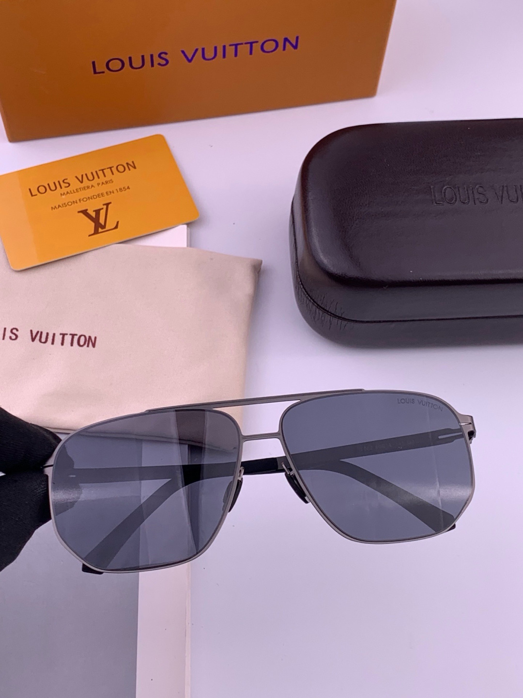 ♦️LV 新款男女情侣款太阳镜多边形墨镜iP电镀永不褪色 超轻超有弹性整幅眼镜无螺丝重要的是压不坏 高清