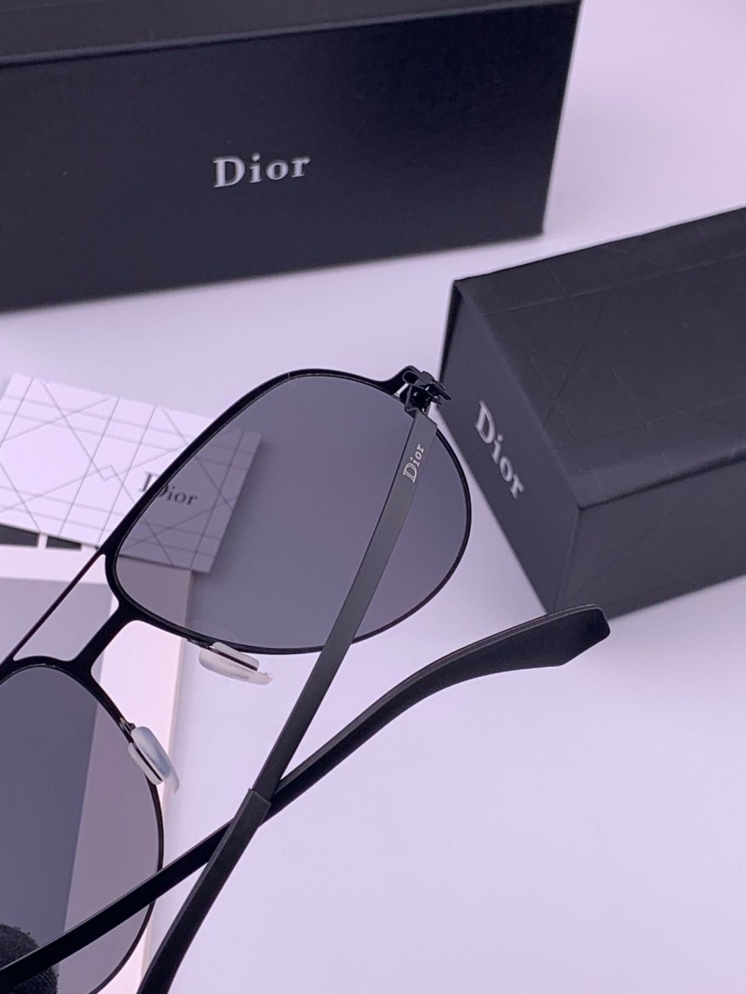DIOR-迪奥  新款超轻无螺丝压不坏系列情侣款太阳镜高清尼龙镜片 商务旅行版 绅士高清太阳眼镜 （舒适