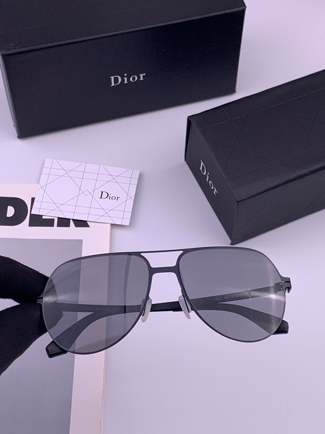 DIOR-迪奥  新款超轻无螺丝压不坏系列情侣款太阳镜高清尼龙镜片 商务旅行版 绅士高清太阳眼镜 （舒适