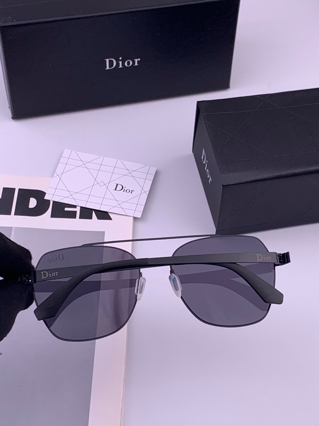 DIOR-迪奥  新款超轻无螺丝压不坏系列情侣款太阳镜高清尼龙镜片 商务旅行版 绅士高清太阳眼镜 （舒适