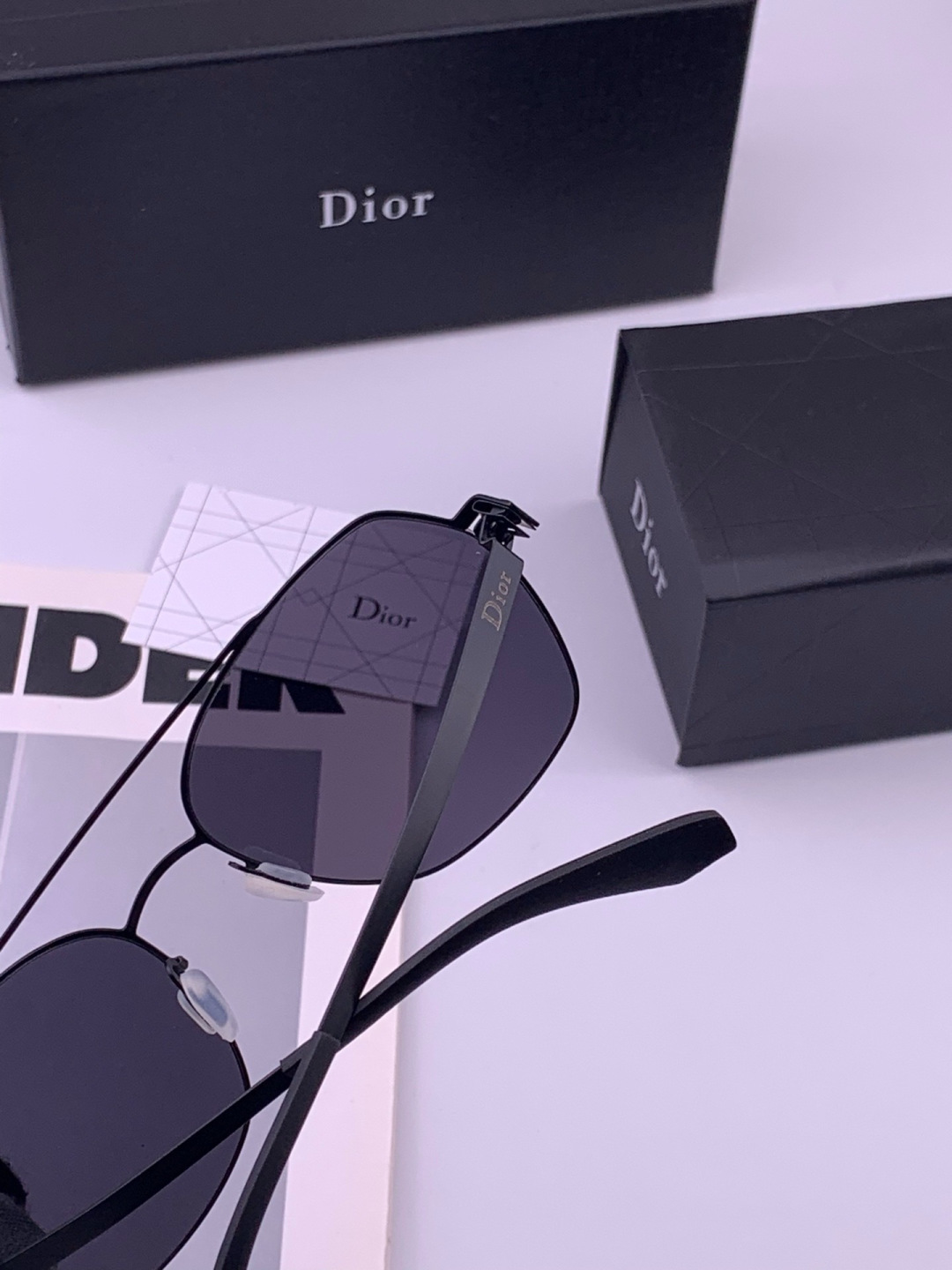 DIOR-迪奥  新款超轻无螺丝压不坏系列情侣款太阳镜高清尼龙镜片 商务旅行版 绅士高清太阳眼镜 （舒适