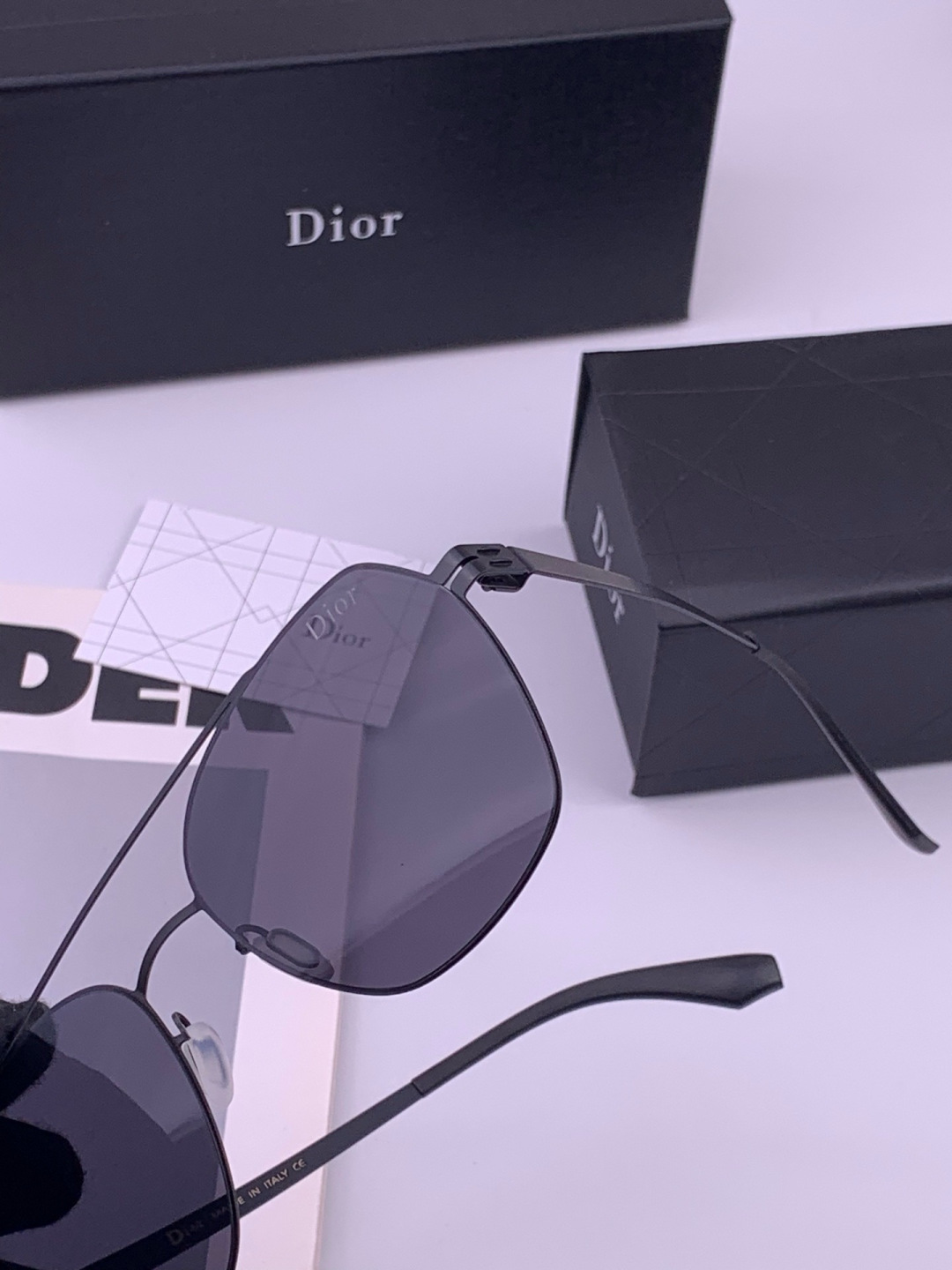 DIOR-迪奥  新款超轻无螺丝压不坏系列情侣款太阳镜高清尼龙镜片 商务旅行版 绅士高清太阳眼镜 （舒适