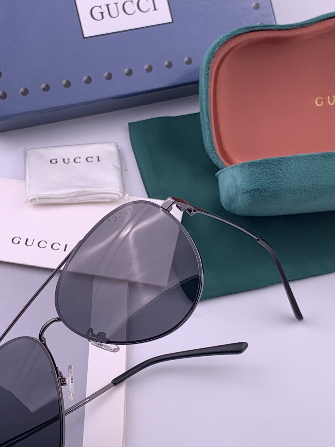 GUCCI 男款炫彩飞行员偏光太阳镜 ❤️材质：高清尼龙加厚卡槽高清偏光镜片 🌹无边框镜架💕颜👍型号：G