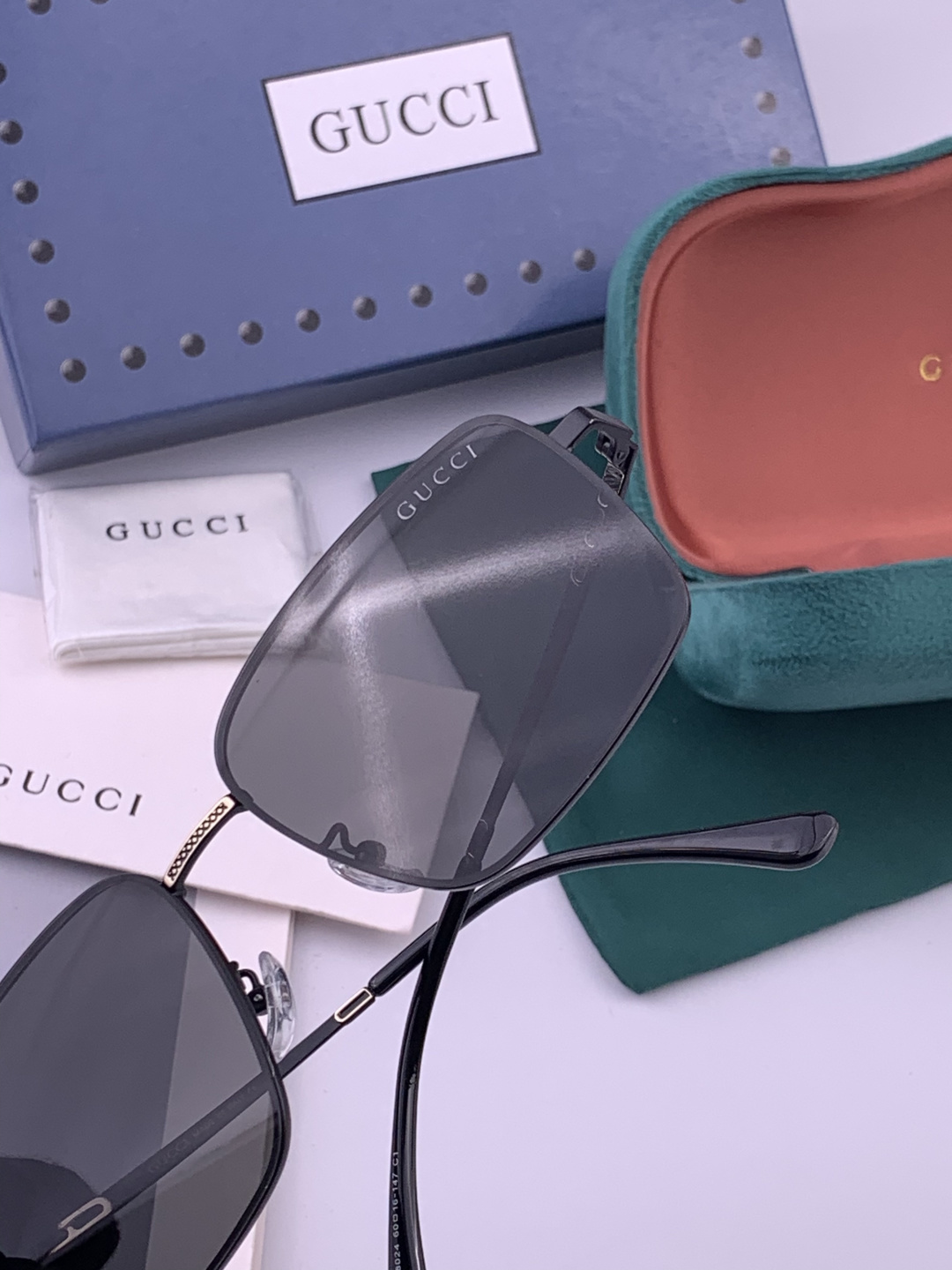 GUCCI 男款炫彩飞行员偏光太阳镜 ❤️材质：高清尼龙加厚卡槽高清偏光镜片 🌹无边框镜架💕颜👍型号：G