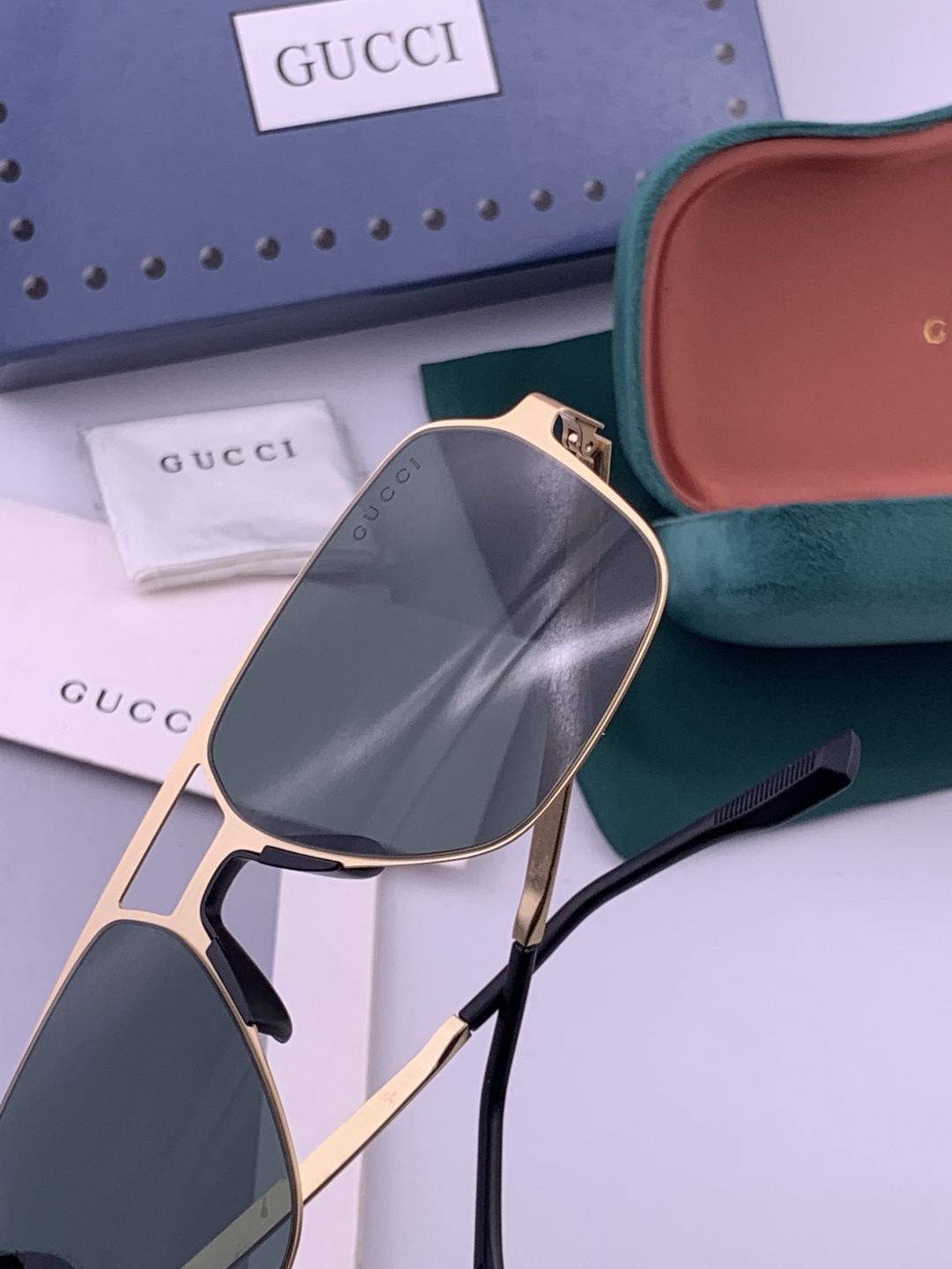 GUCCI 男款炫彩飞行员偏光太阳镜 ❤️材质：高清尼龙加厚卡槽高清偏光镜片 🌹无边框镜架💕颜👍型号：G