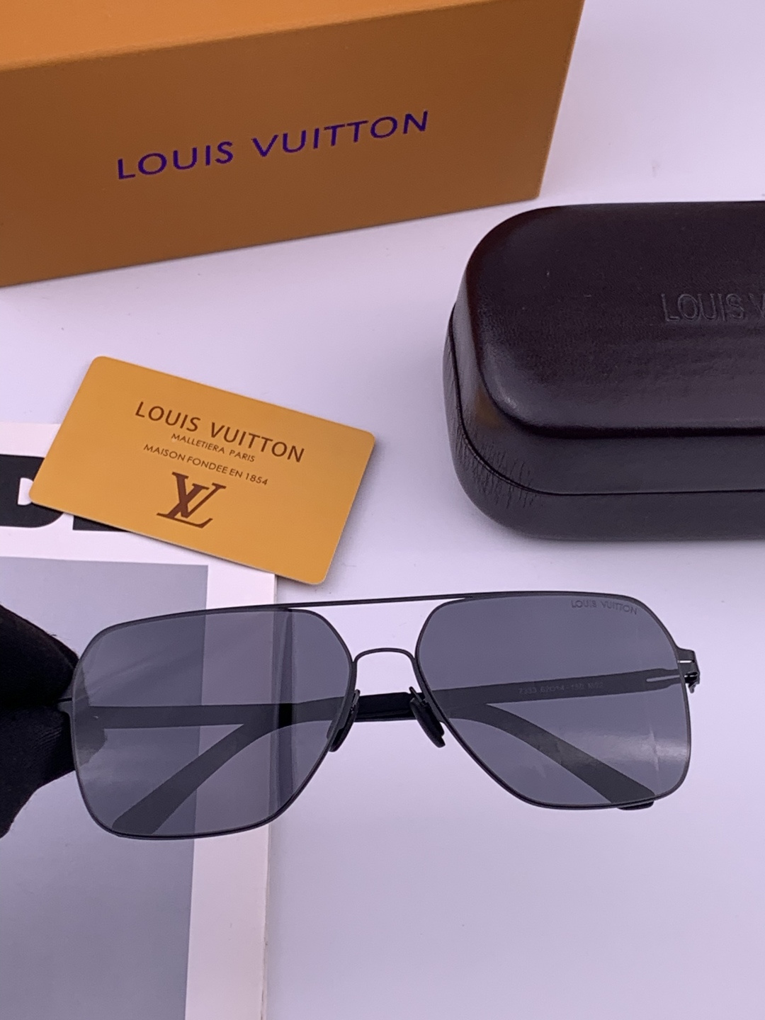 ♦️LV  新款男女情侣款太阳镜多边形墨镜iP电镀永不褪色 超轻超有弹性整幅眼镜无螺丝重要的是压不坏 高