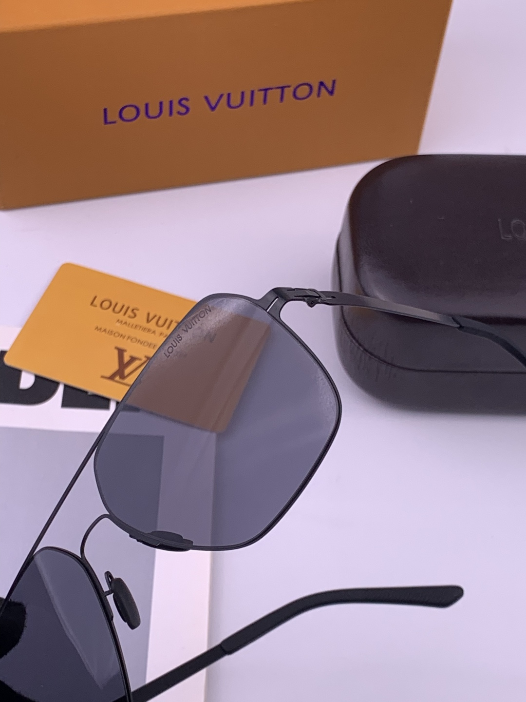 ♦️LV  新款男女情侣款太阳镜多边形墨镜iP电镀永不褪色 超轻超有弹性整幅眼镜无螺丝重要的是压不坏 高