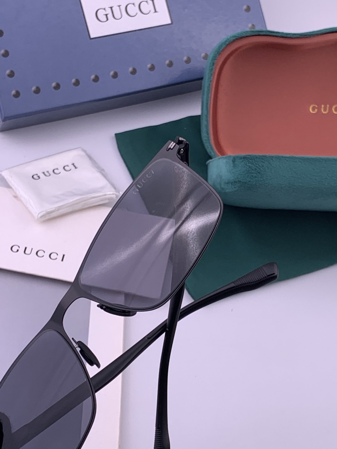 GUCCI 男款炫彩飞行员偏光太阳镜 ❤️材质：高清尼龙加厚卡槽高清偏光镜片 🌹无边框镜架💕颜👍型号：G