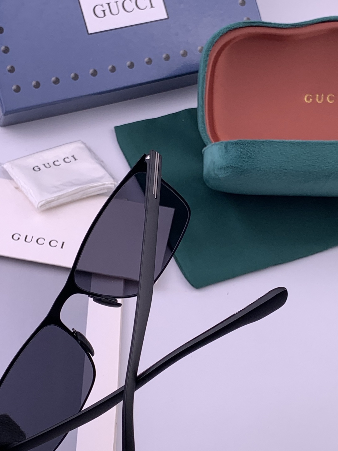 GUCCI 男款炫彩飞行员偏光太阳镜 ❤️材质：高清尼龙加厚卡槽高清偏光镜片 🌹无边框镜架💕颜👍型号：G
