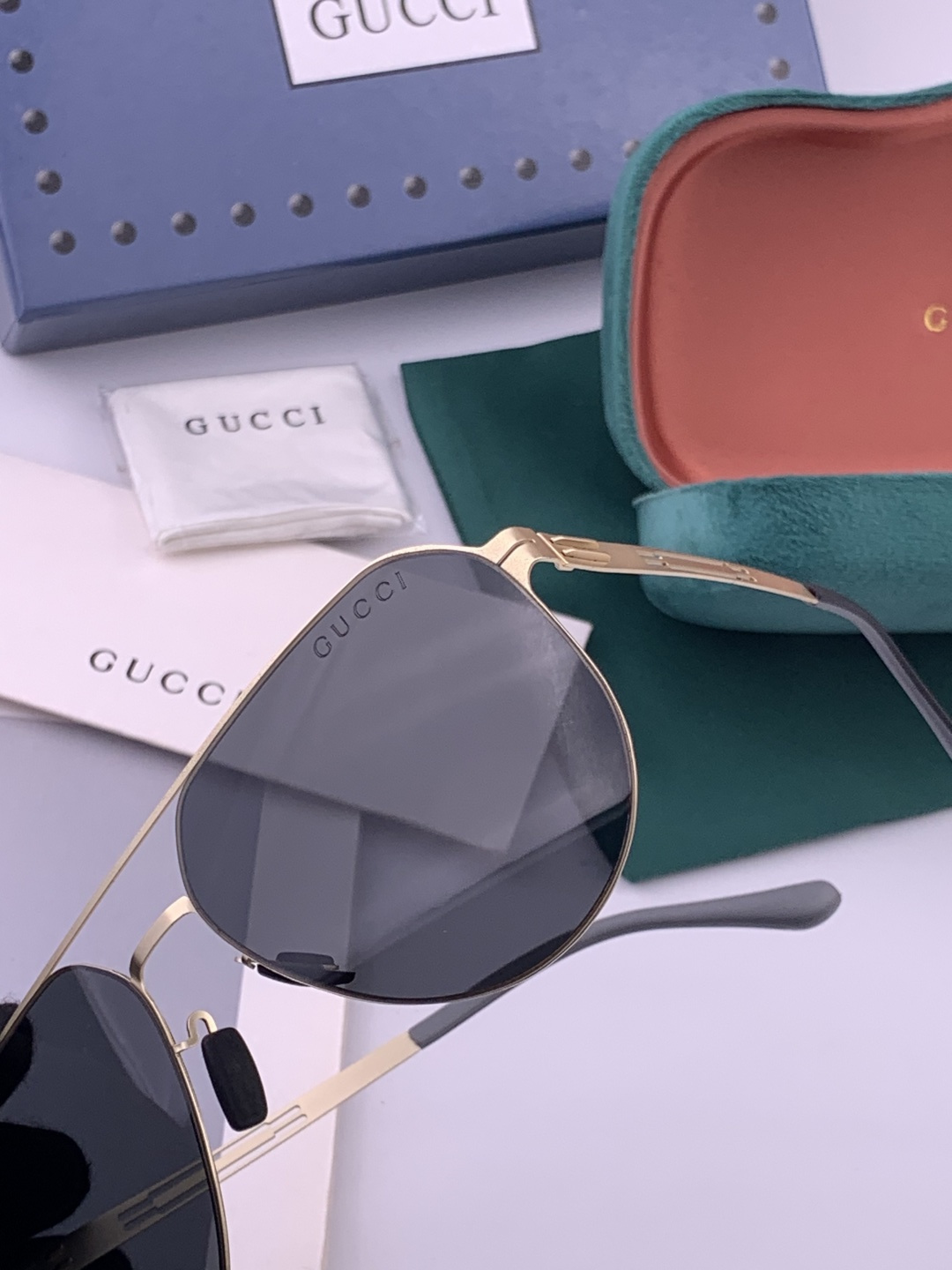 ♦️ GUCCI 新款男女情侣款太阳镜多边形墨镜iP电镀永不褪色 超轻超有弹性整幅眼镜无螺丝重要的是压不